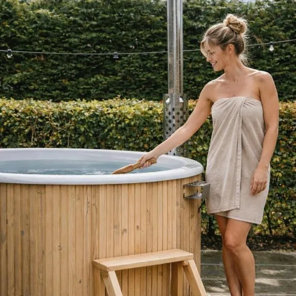 Nordic Zen Wellness met hottub & sauna，位于Ewijk的酒店