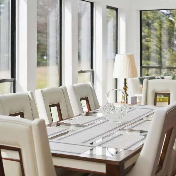 Summit Sanctuary with EV Ready Mountain Views，位于波基普西的酒店