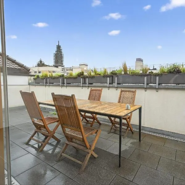 Exclusive Rooftop Duplex Penthouse, Hot Tub, 2 Terrace Views, 230sqm, Downtown, 6min walk to main station，位于巴塞尔的酒店