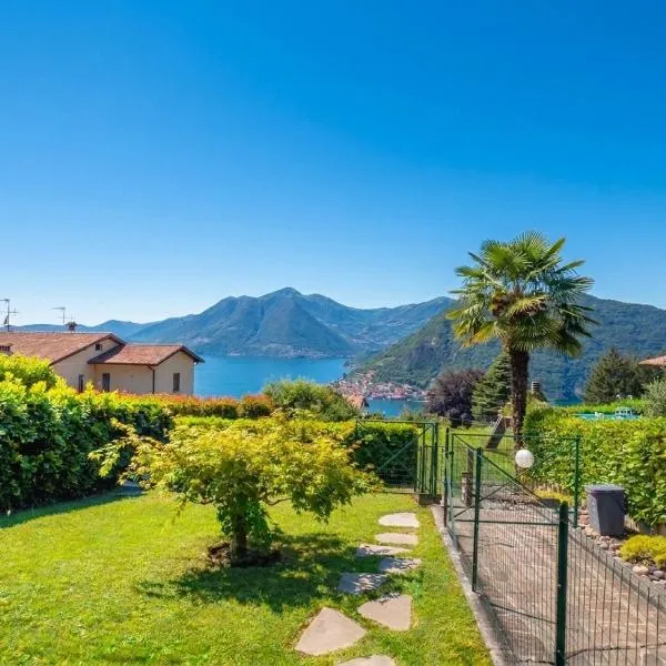 CasaDolcelago Sulzano Villa con Giardino Vista Lago Parking Free，位于苏尔扎诺的酒店