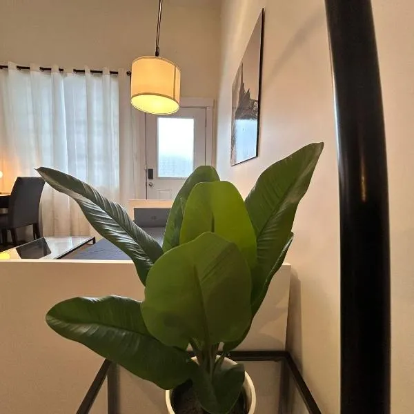 Spacious Family Suite with private Kitchenette and Laundry，位于哈利法克斯的酒店