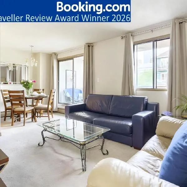 Entire Downtown Condo Near Stampede and BMO with Parking, 1,5 hrs to Banff，位于卡尔加里的酒店