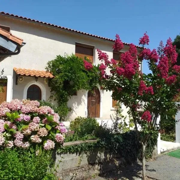 Domaine médiéval de la motte，位于Saint-Sulpice-en-Pareds的酒店