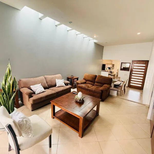 Casa Ejecutiva Acogedora Impecable AGS，位于阿瓜斯卡连特斯的酒店
