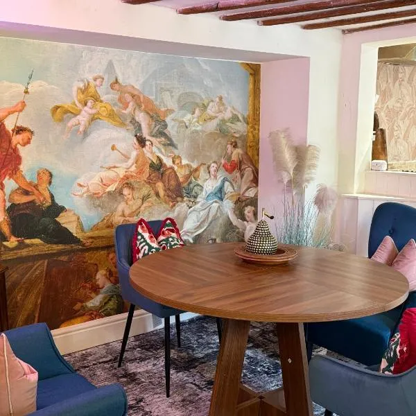 Heron Stays Bath- Historic Pub Retreat, 4 Spacious Bedrooms, Original Beams, Parking, Sleeps 9, 3 Miles to Bath Central，位于巴斯的酒店