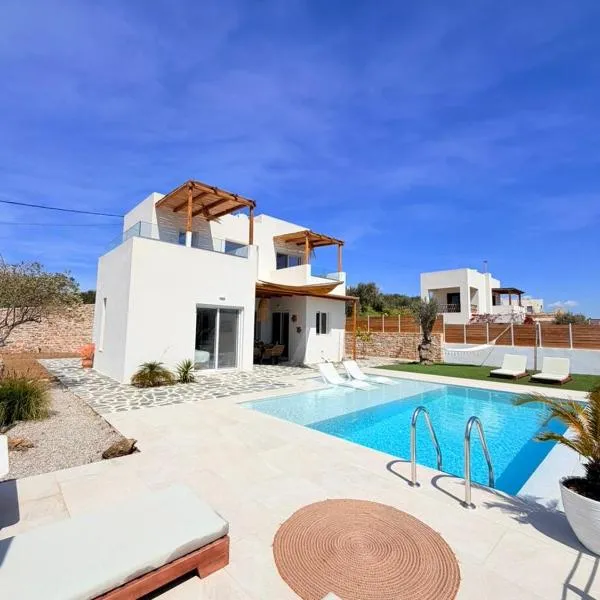 Villa Livia- panoramic view with pool and beautiful garden，位于皮特斯迪亚的酒店