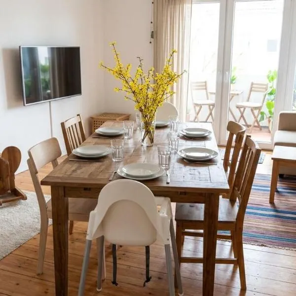 Gemütliche Wohnung nahe des Sees für bis zu 10 Personen，位于特罗的酒店