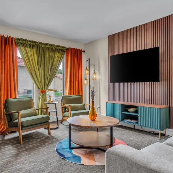 Mid-Century stay with Pool ,Golf Retreat and cool Comfort，位于印地欧的酒店