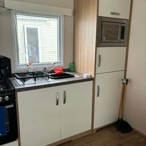Villa on Harts holiday village, leysdown,fascities on sight, indoor swimming pool, entertainment etc, please note park passes can be purchased at reception，位于滨海莱斯当的酒店
