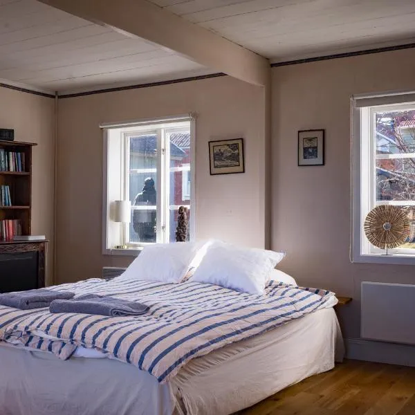 Remarkable Harbour View Cabin.，位于东哈尔马的酒店