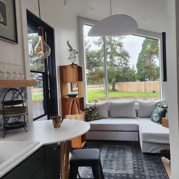 The Roost at Hidden Owl Farmstead - Luxury 1 Bdrm Cottage near Wineries and Lake，位于尤金的酒店