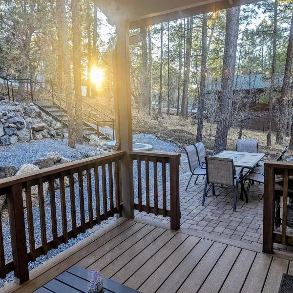 Relax & Recharge in Cozy Pinetop 2BR Retreat，位于派托普湖畔的酒店
