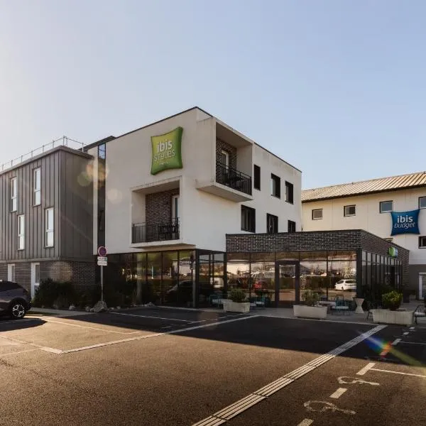 勒特雷波尔梅尔莱班宜必思快捷酒店，位于梅尔·莱斯·拜恩斯的酒店