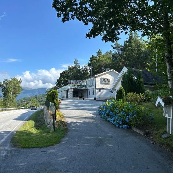 Vangsnes - charming apartment with Fjord view，位于Juvik的酒店