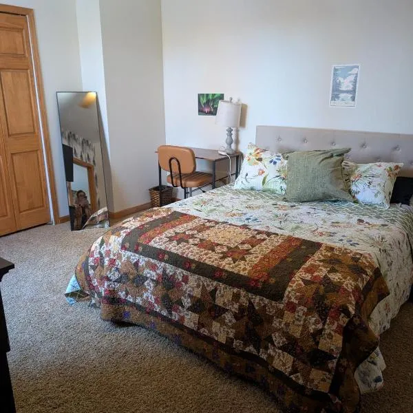 Private Lake Suite Basement Apt- Cabin Feel - Near Twin Cities - Dog-Friendly，位于Savage的酒店