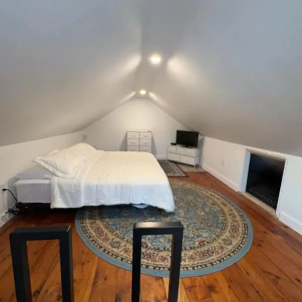 Large King Suite Completely Private Space Stay close enough to Newport without the Noise，位于朴茨茅斯的酒店