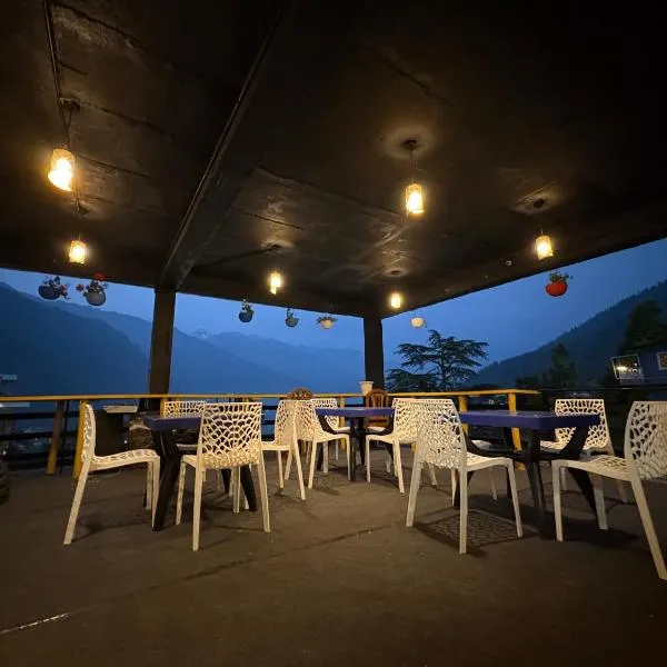 New Suraj Inn - Nestled near Hadimba Temple ! Rooftop Cafe ! Private Parking，位于马拉里的酒店