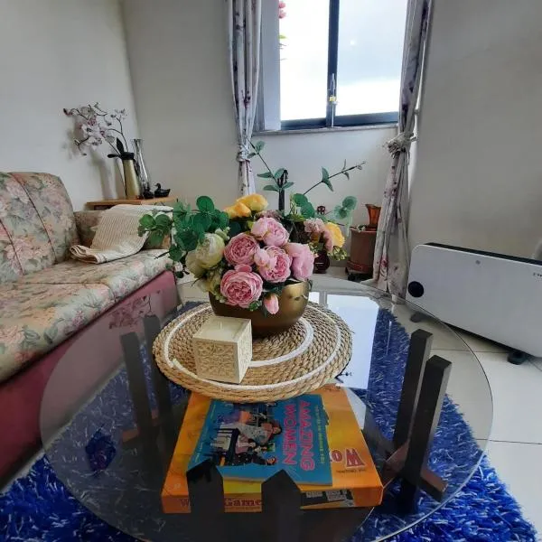 Spacious 1BR Apartment - 10 Min Walk to Airport，位于Gudja的酒店