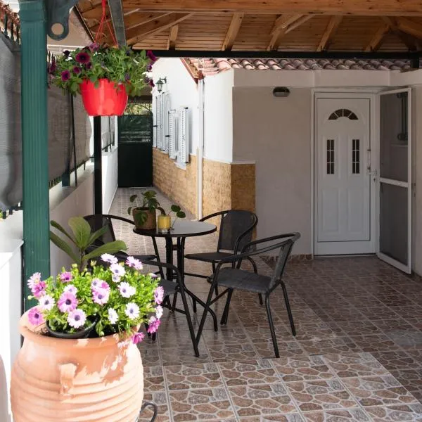 Αυλή στην Μαρίνα，位于卡拉马塔的酒店