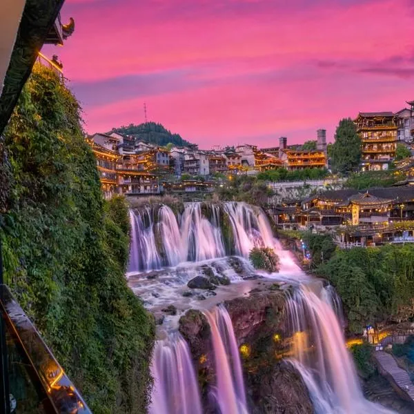 12C River View Homestay Overlooks the Panoramic Light Show of Furong Town，位于Wangcun的酒店