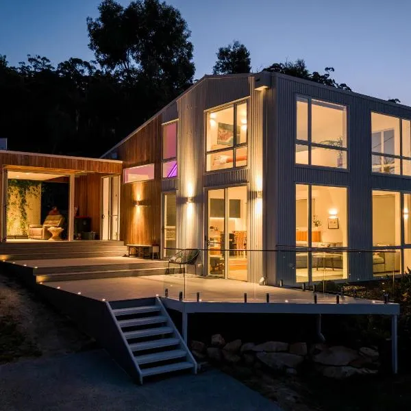 Tasman Tides - Architecturally-designed holiday home，位于伊格尔霍克内克的酒店