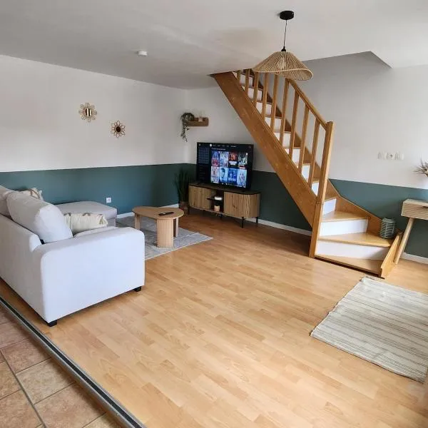 Duplex élégant et chaleureux 2 chambres，位于Carling的酒店