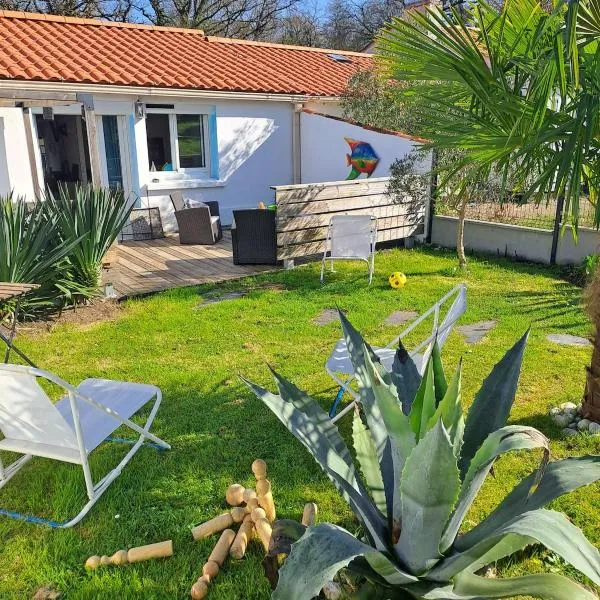 Maison avec terrasse et jardin，位于Saint-Maixent-sur-Vie的酒店
