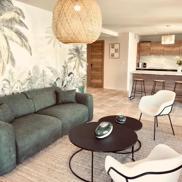 La Maison Cavet 6 Appartements de standing au cœur du village，位于滨海萨纳里的酒店