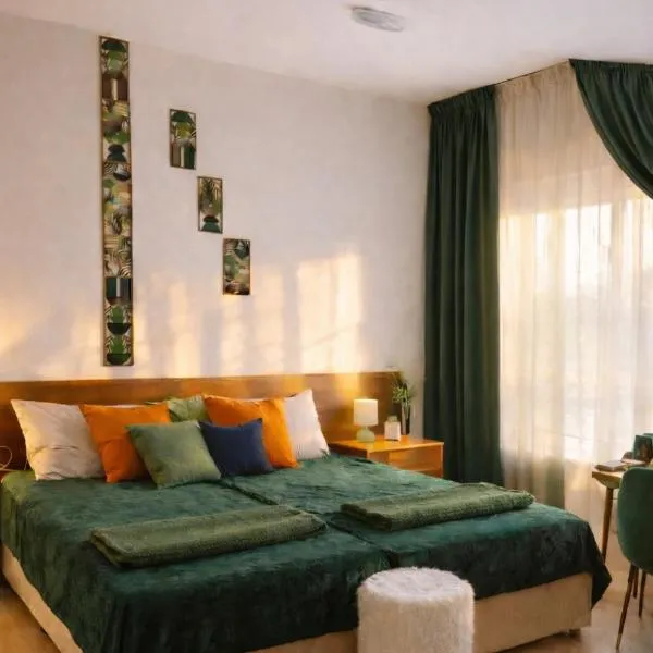 Sun-Kissed Emerald Studio Panorama View Ski & Bike，位于班斯科的酒店