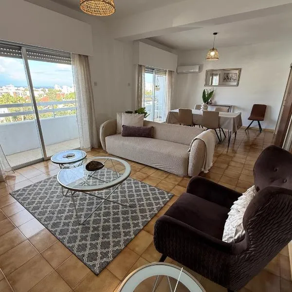 City Vibes - Central 3BR Spacious Apartment，位于拉纳卡的酒店