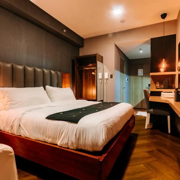 Premium King Studio at FAME Residences with Free Parking Pool MRT EDSA，位于马尼拉的酒店
