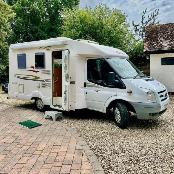Air Conditioned Motorhome Escape in Surrey，位于艾什的酒店