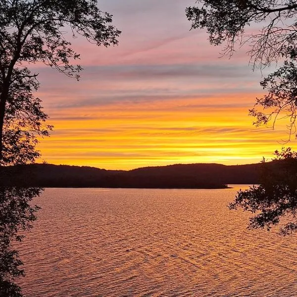 Beautiful Waterfront Apartment Quispamsis, NB，位于Catons Island的酒店