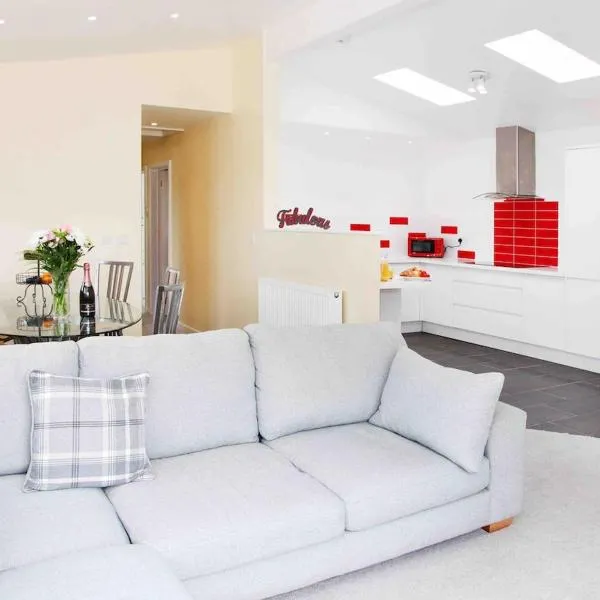 Long acre lodge Modern Family Lodge Sleeps 6 DevonCornwall Border，位于比迪福德的酒店