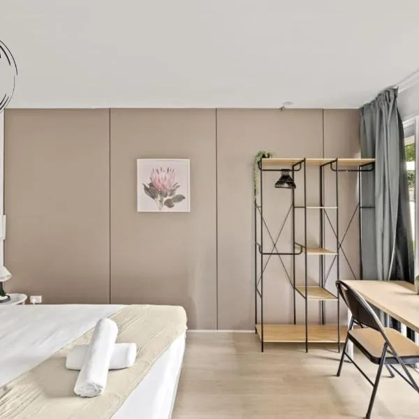 Bright and Cozy Queen Room - Serene Spot at Pymble - Shared Bathroom，位于Pymble的酒店