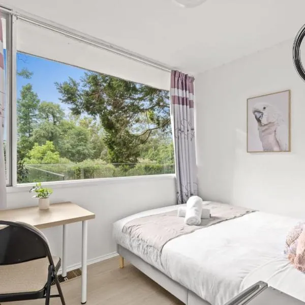 Homely Queen Room Stay - Easy Access in Pymble - Shared Bathroom，位于Pymble的酒店