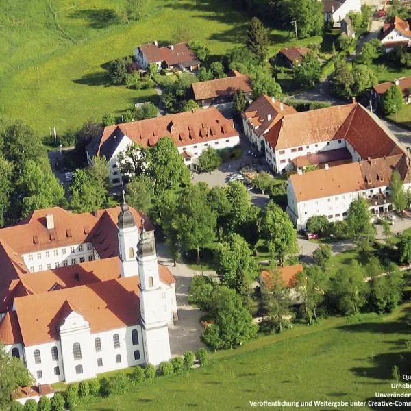 Ferienwohnung KIostermühle Irsee - Parkplätze, Spielplatz, Biergarten, Badesee, E-Auto Ladepunkt，位于Irsee的酒店