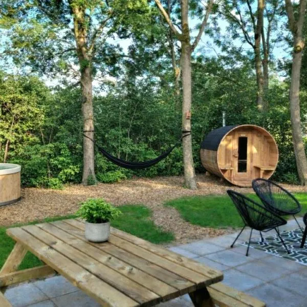 Retro Chic Wellness met hottub & sauna，位于Ewijk的酒店