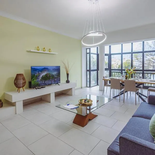 Spacious 3BR Retreat Overlooking Marina，位于姆西达的酒店