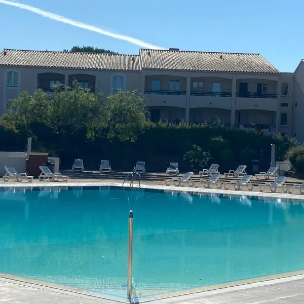 Studio Rez de jardin coté piscine - Clim，位于圣拉斐尔的酒店