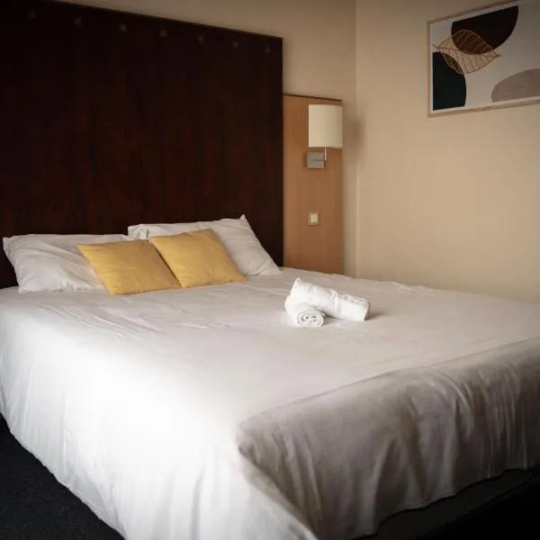 Logis Hôtel & Restaurant Le Cheval Blanc et Clovis，位于武耶的酒店