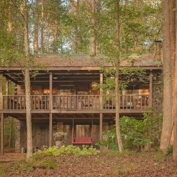 The Pines Riverside Log Cabin On The Ocoee，位于Ocoee的酒店