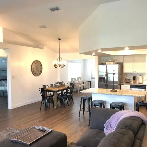 Beautiful Home across the street from Lake June!，位于普莱西德湖的酒店