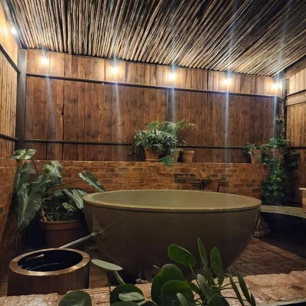 Bushbaby Cottage with Tickle Tub in Hartbeespoort，位于比勒陀利亚的酒店