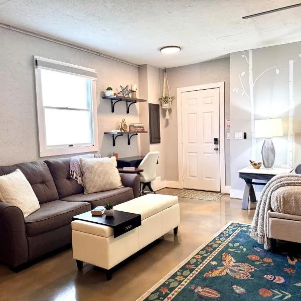 Set on peaceful 5 acres, 5 min from town, Private Building, Level 2 EV Charger，位于布卢明顿的酒店