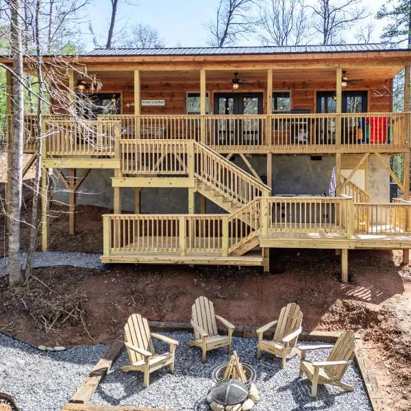 Secluded Mountain Cabin, Hottub, Fire pit, 4 Acres，位于墨菲的酒店