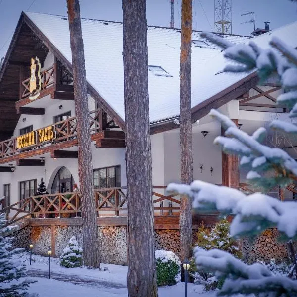 快活兔酒店，位于Pirnove的酒店