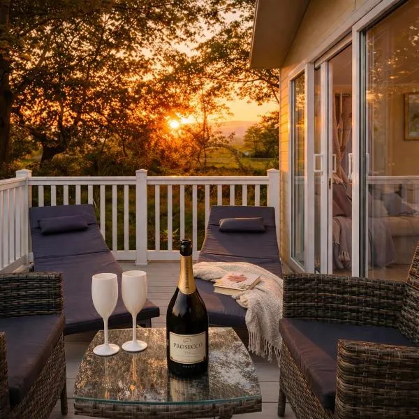 Ribble Heights Lodge - with Spacious Decking & Elevated Views，位于朗里奇的酒店