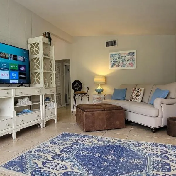 Timeless 1959 Florida Farm-Style Home，位于萨拉索塔的酒店