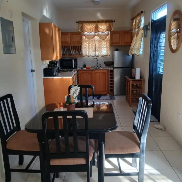 One Bedroom Apartment 1 minute walk to West Coast Beach!，位于圣詹姆斯的酒店